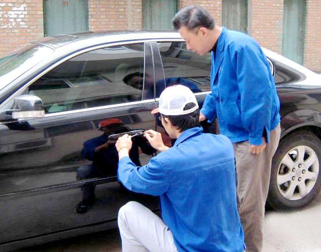 祁东汽车钥匙丢在车里面怎么办?
